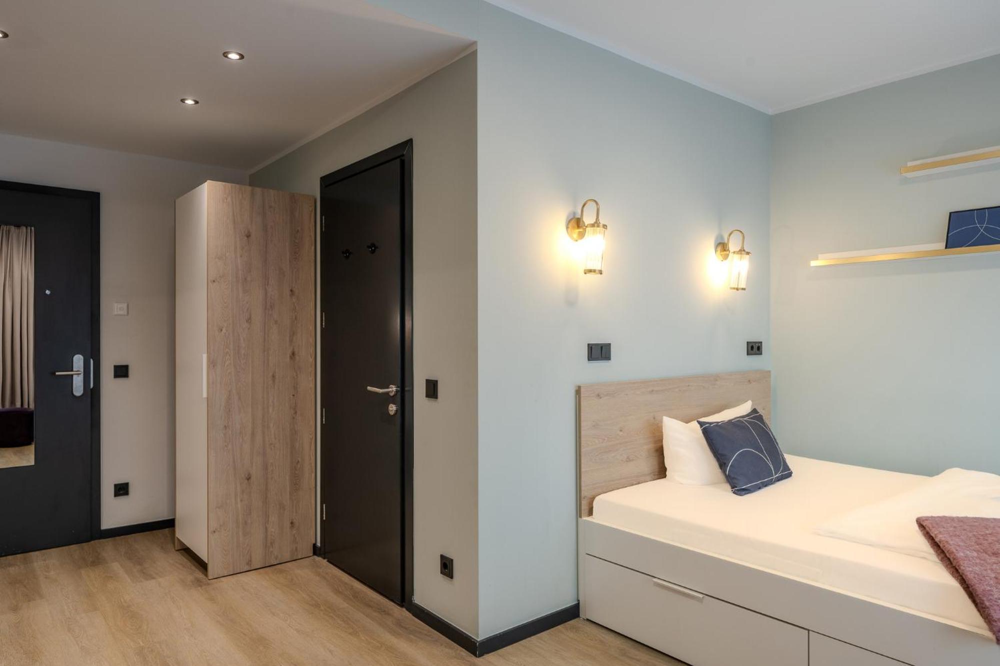 The Base Berlin One Hotel Екстериор снимка