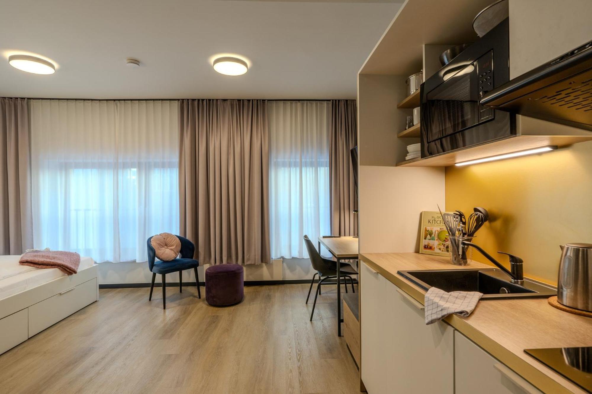 The Base Berlin One Hotel Екстериор снимка