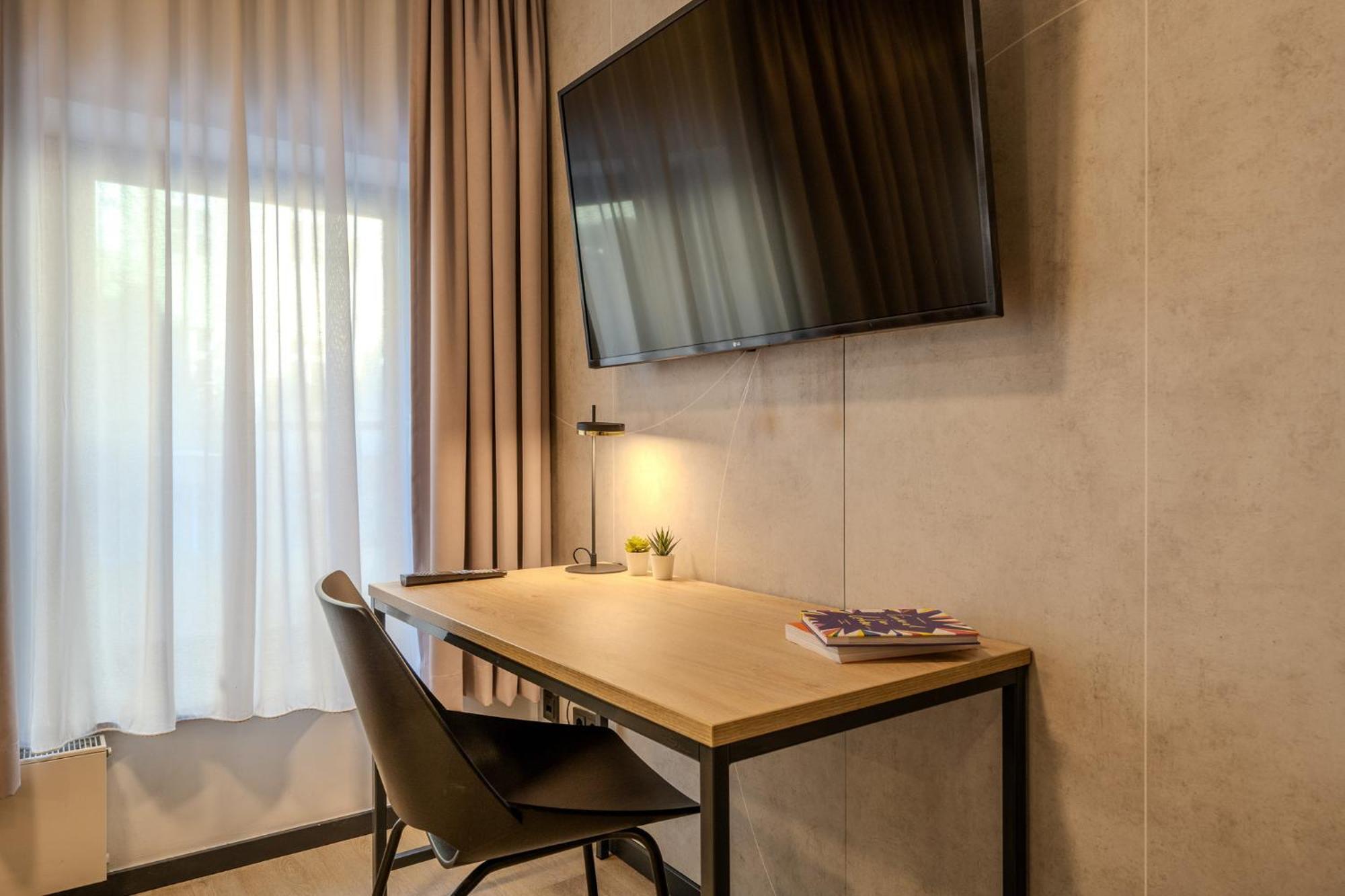The Base Berlin One Hotel Екстериор снимка