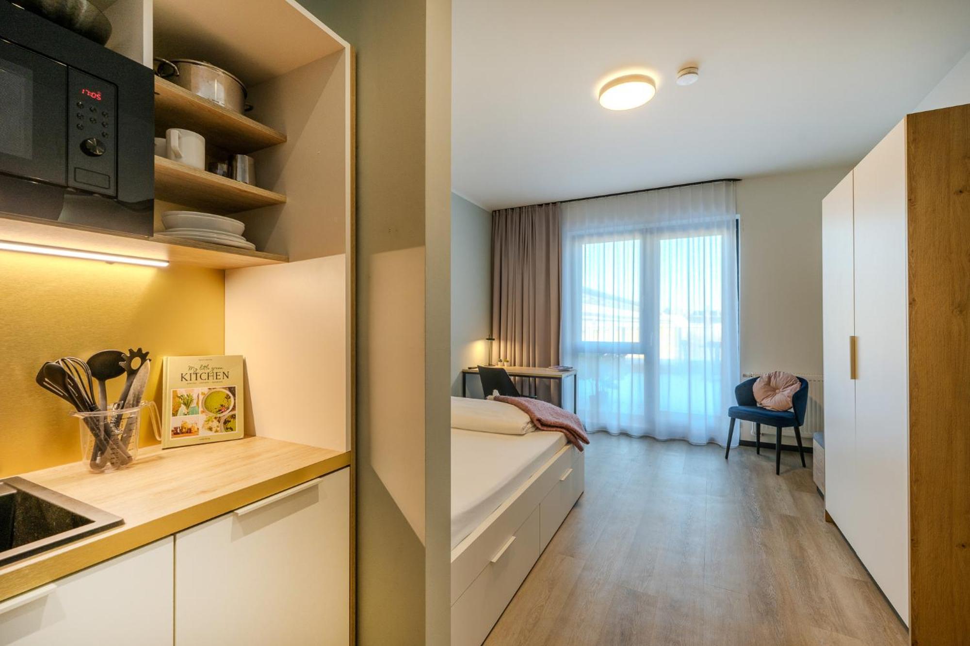The Base Berlin One Hotel Екстериор снимка
