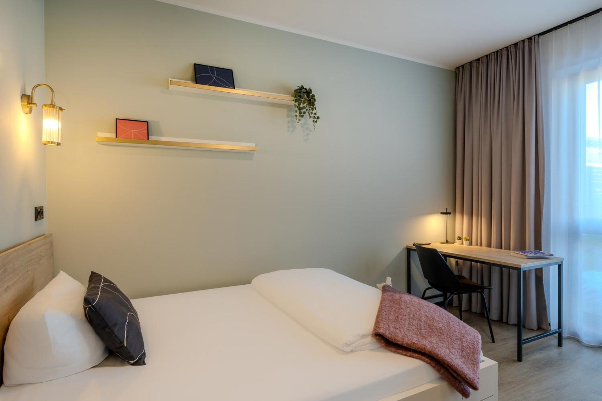 The Base Berlin One Hotel Екстериор снимка