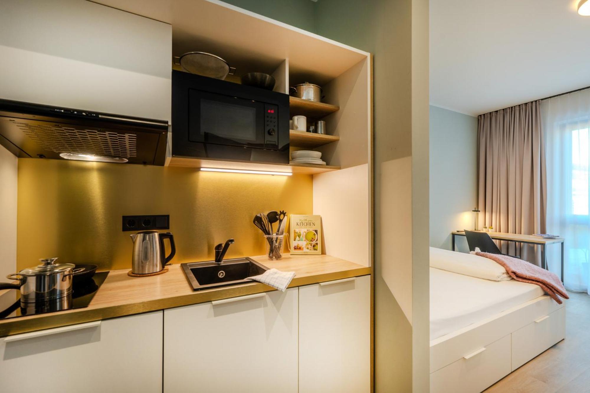The Base Berlin One Hotel Екстериор снимка