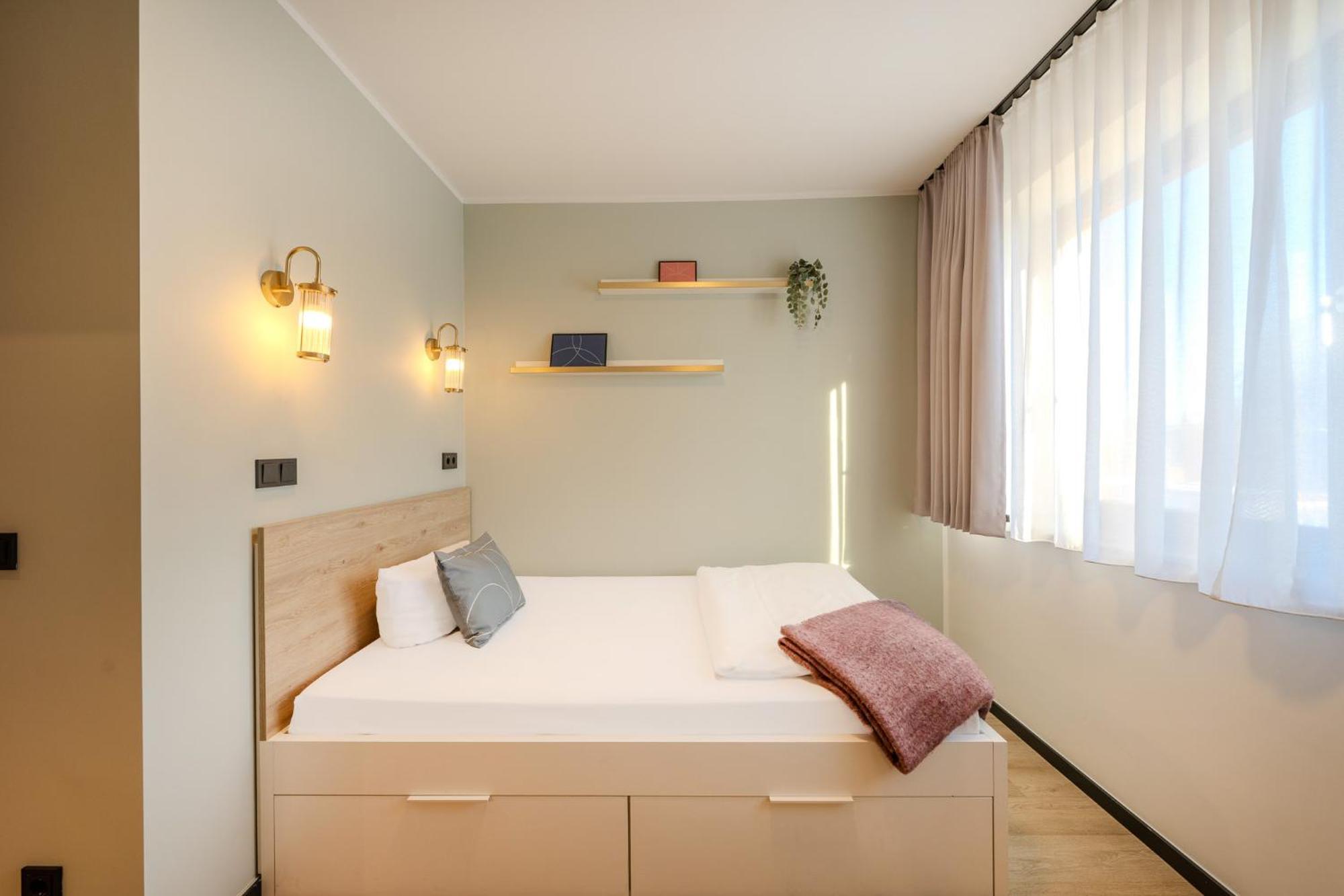 The Base Berlin One Hotel Екстериор снимка