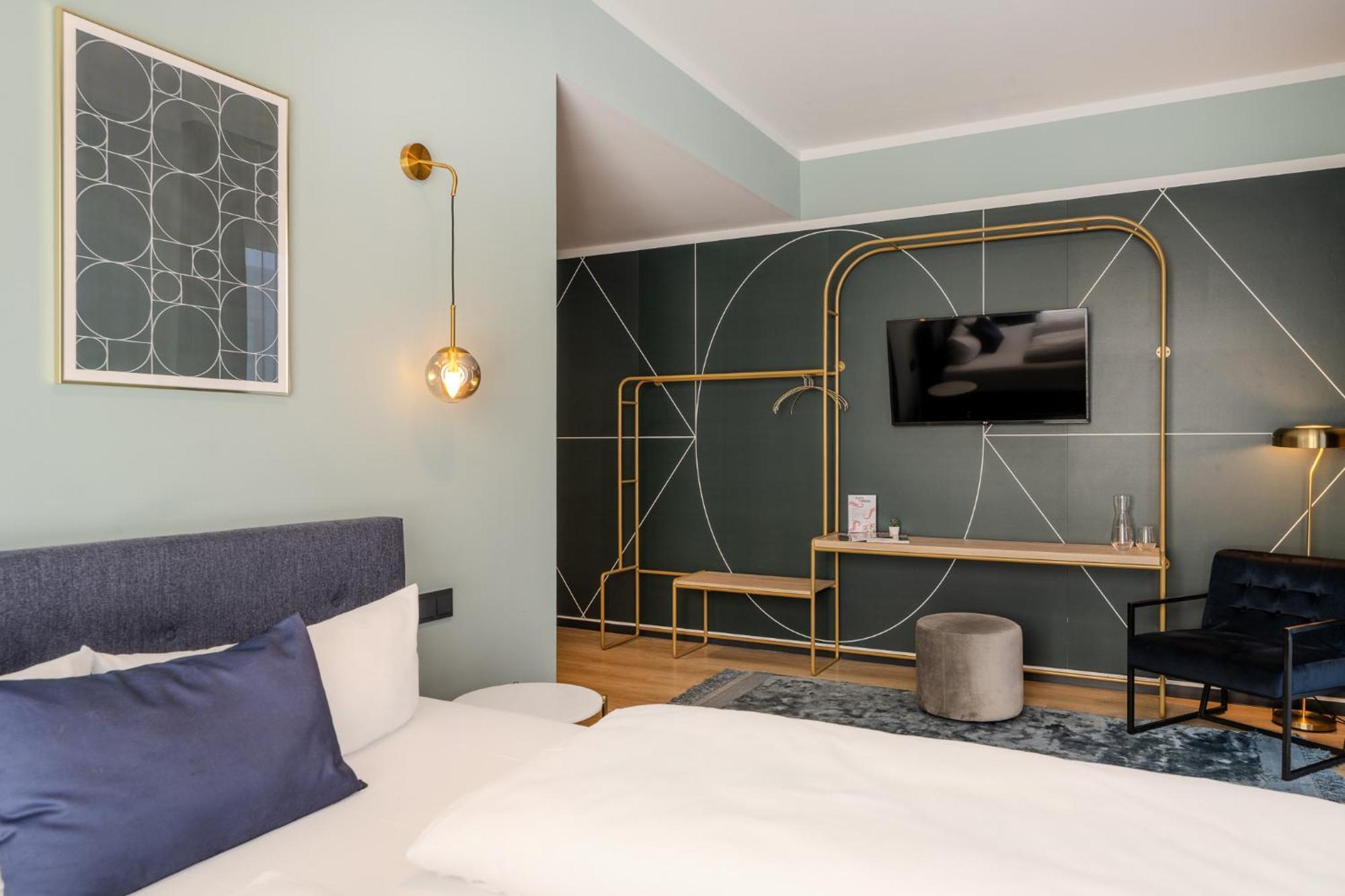 The Base Berlin One Hotel Екстериор снимка