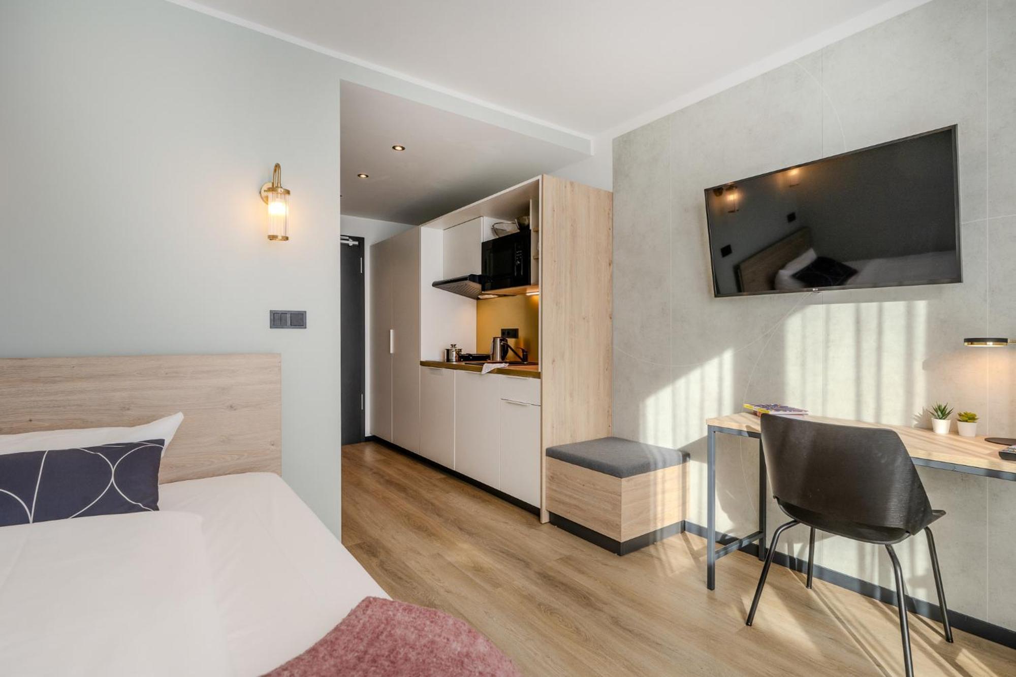 The Base Berlin One Hotel Екстериор снимка
