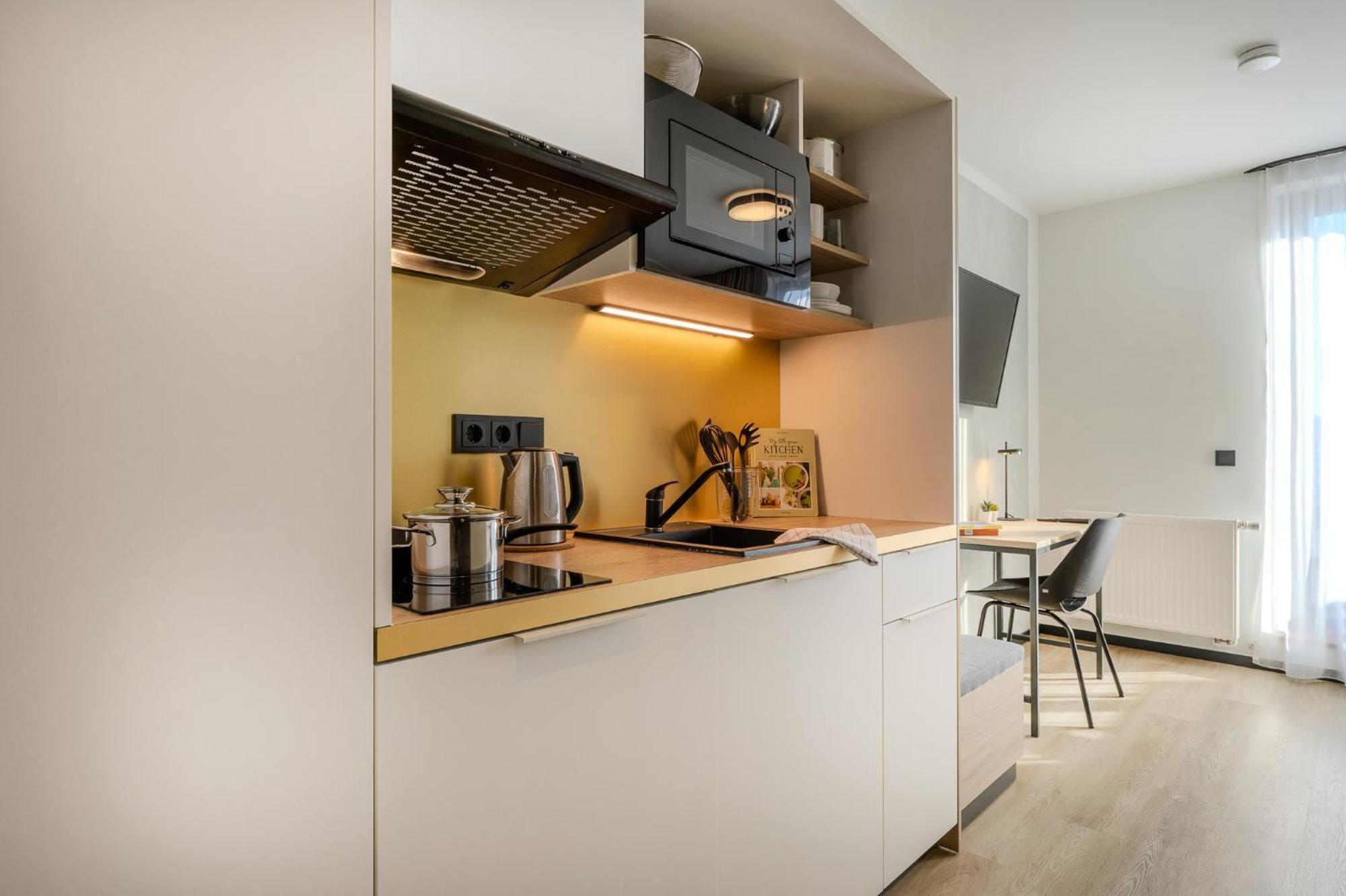 The Base Berlin One Hotel Екстериор снимка