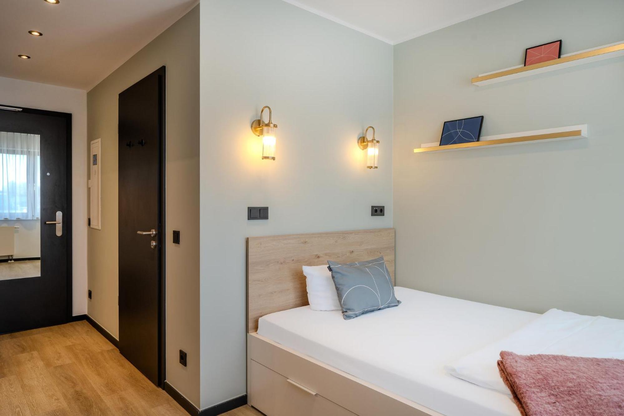 The Base Berlin One Hotel Екстериор снимка