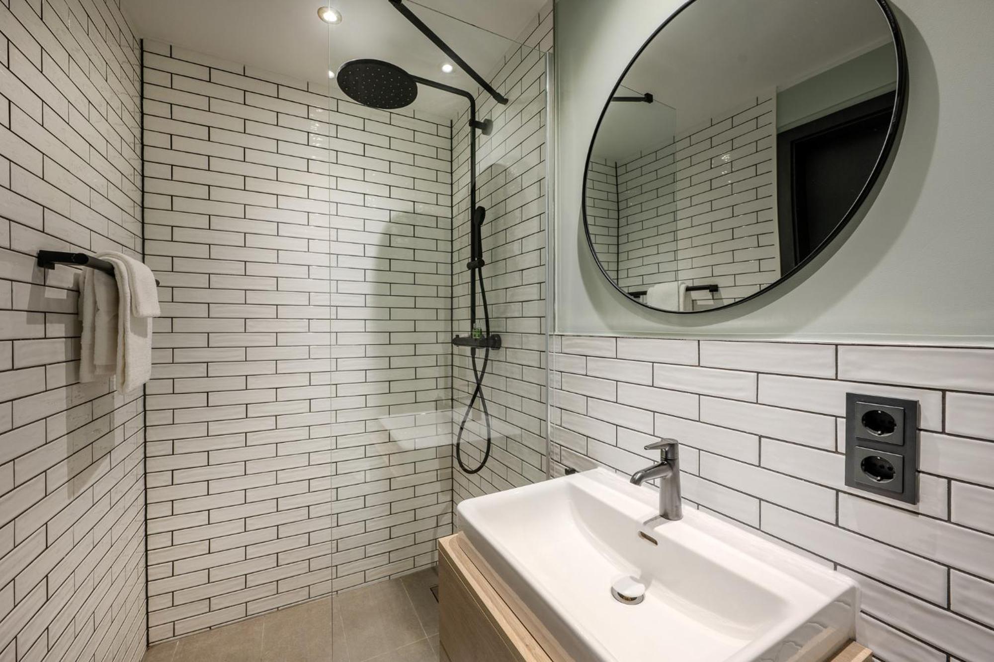 The Base Berlin One Hotel Екстериор снимка