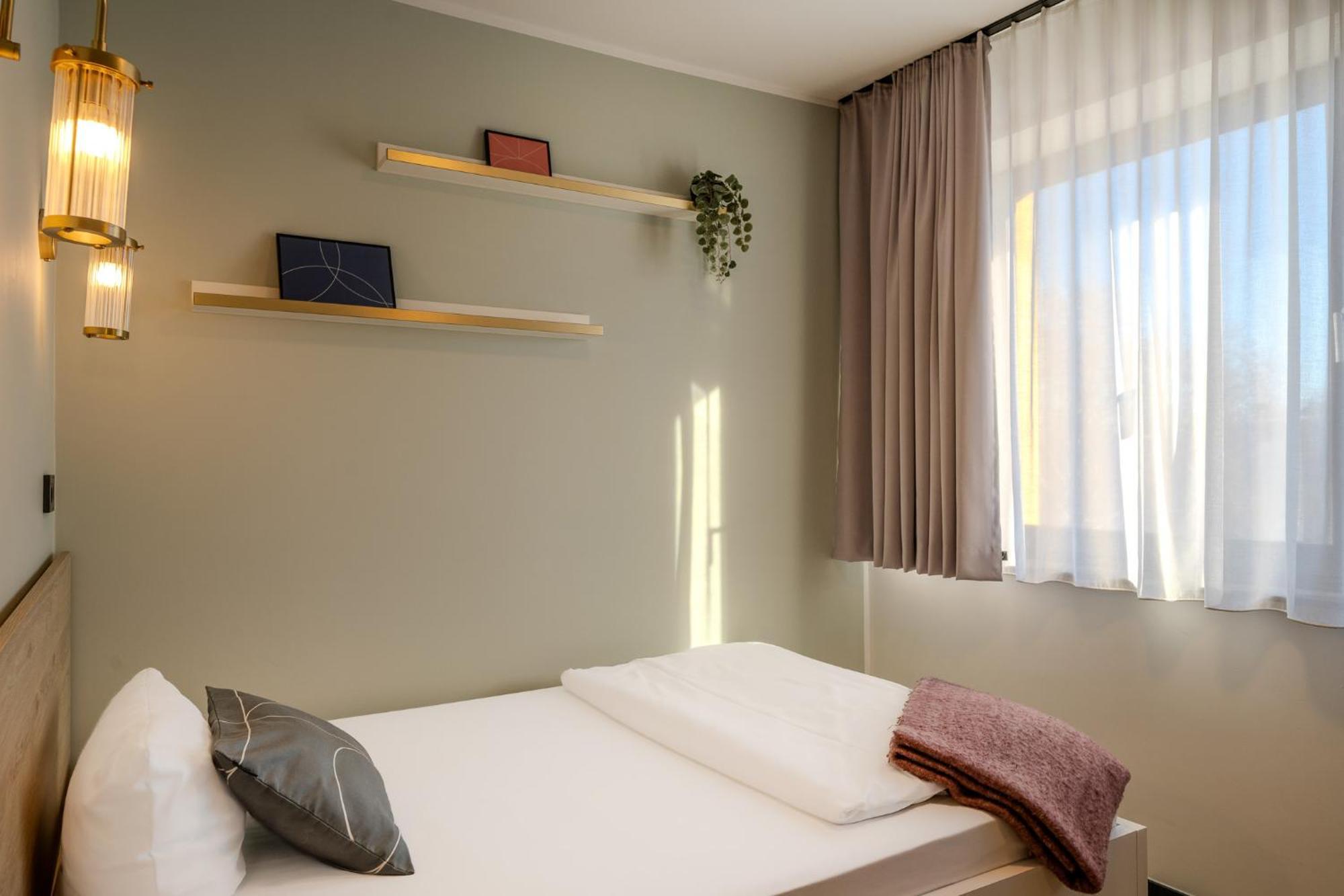 The Base Berlin One Hotel Екстериор снимка