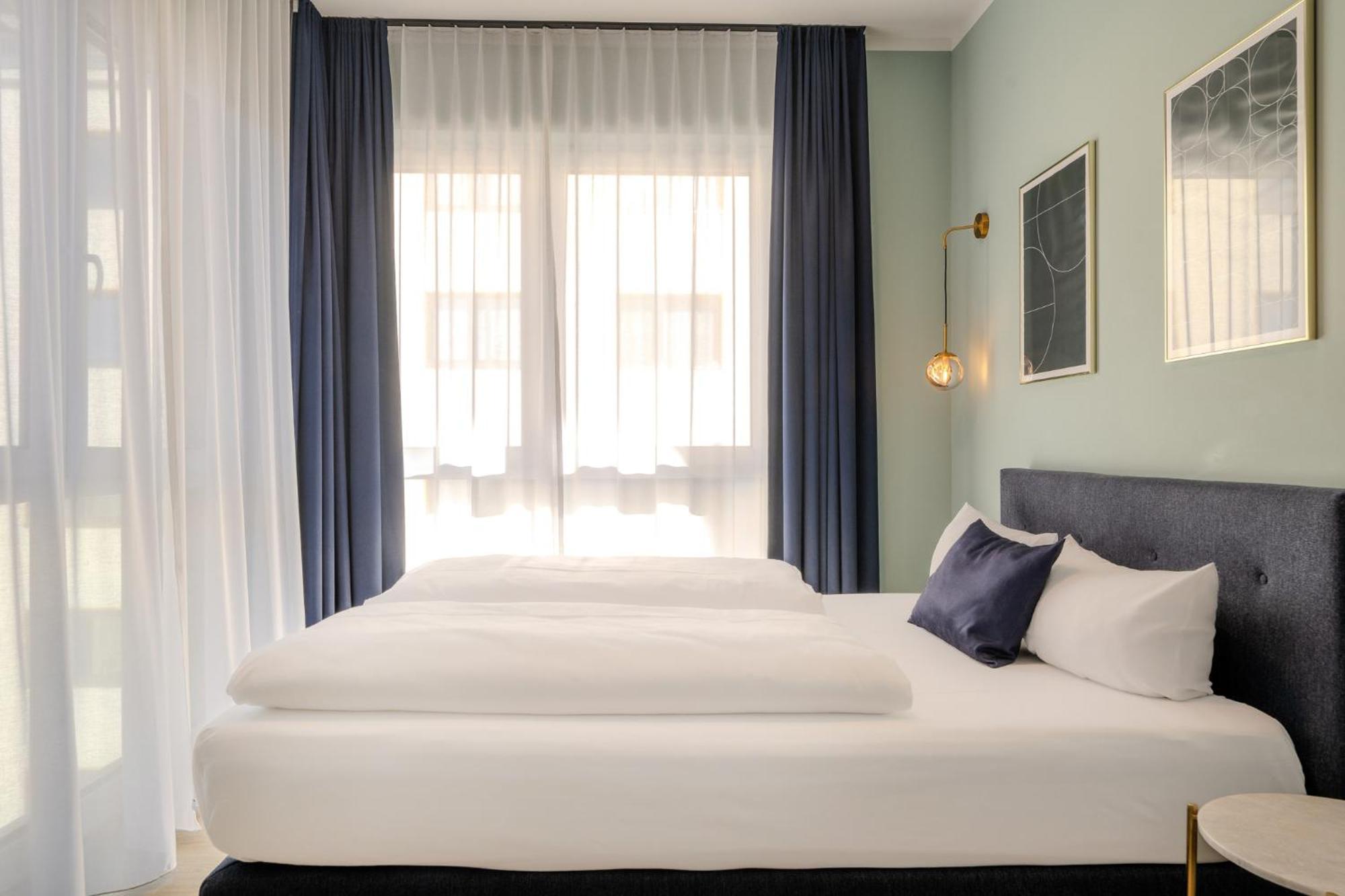 The Base Berlin One Hotel Екстериор снимка