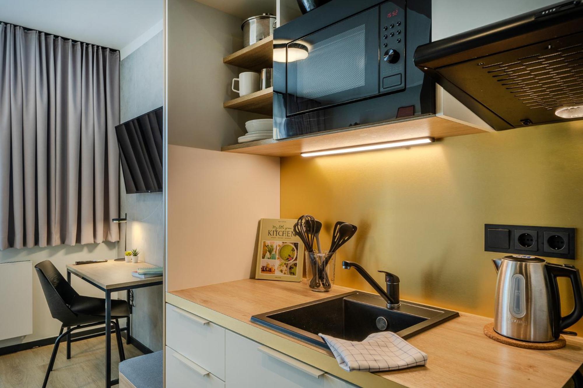 The Base Berlin One Hotel Екстериор снимка