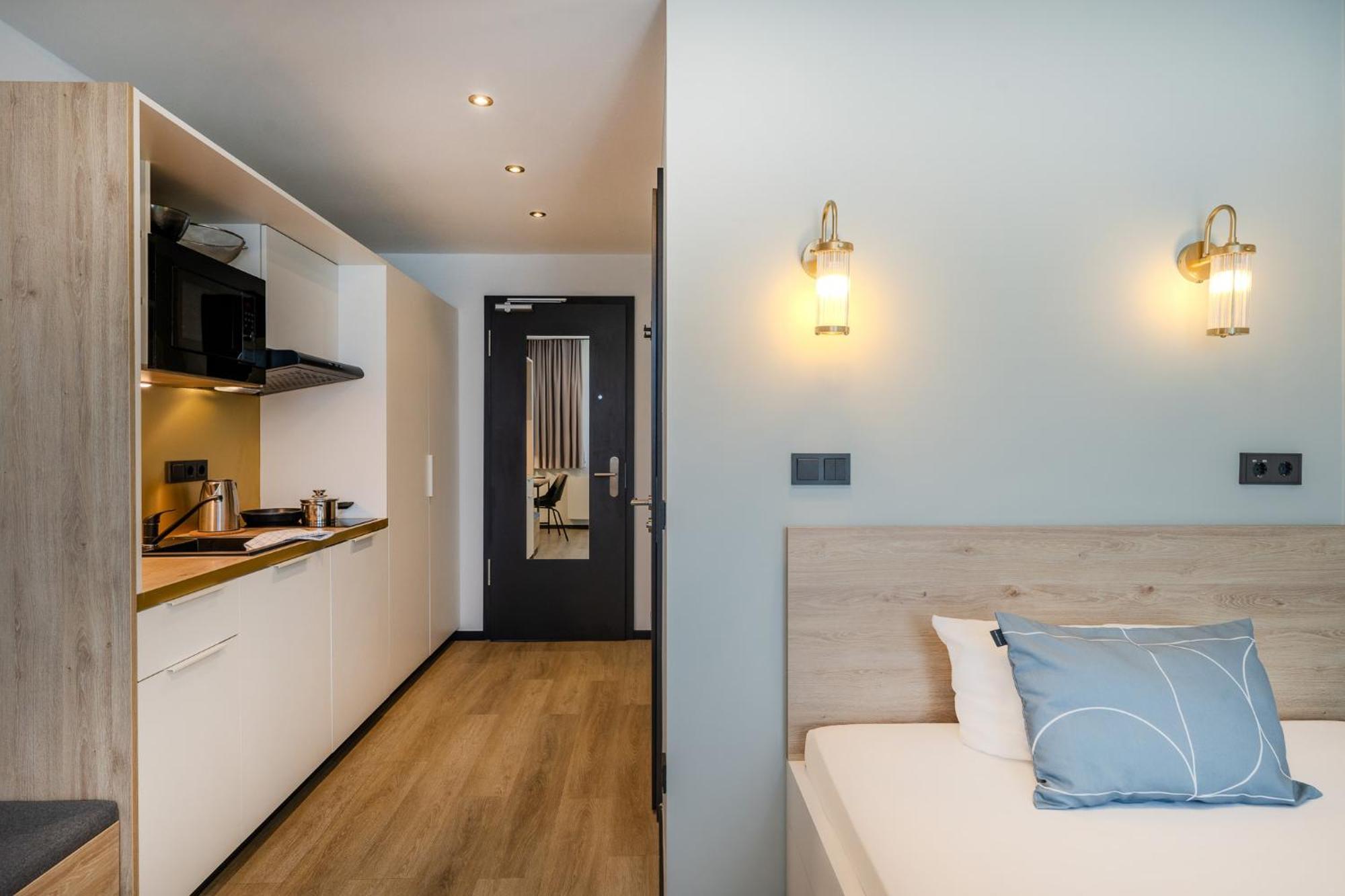 The Base Berlin One Hotel Екстериор снимка