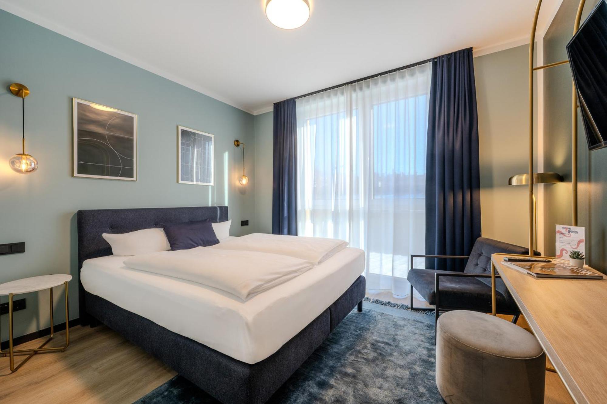 The Base Berlin One Hotel Екстериор снимка