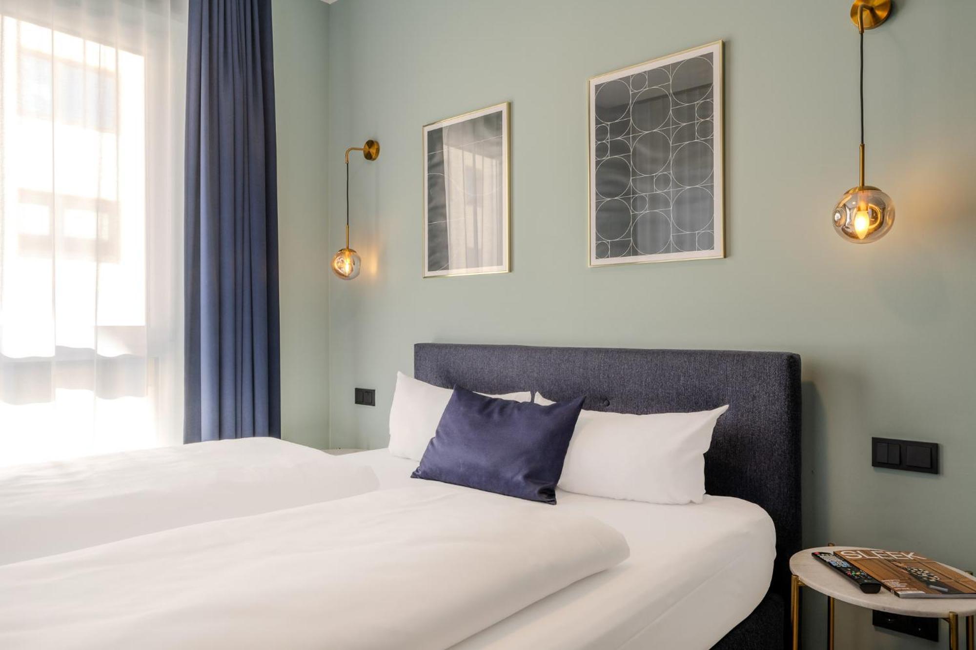 The Base Berlin One Hotel Екстериор снимка