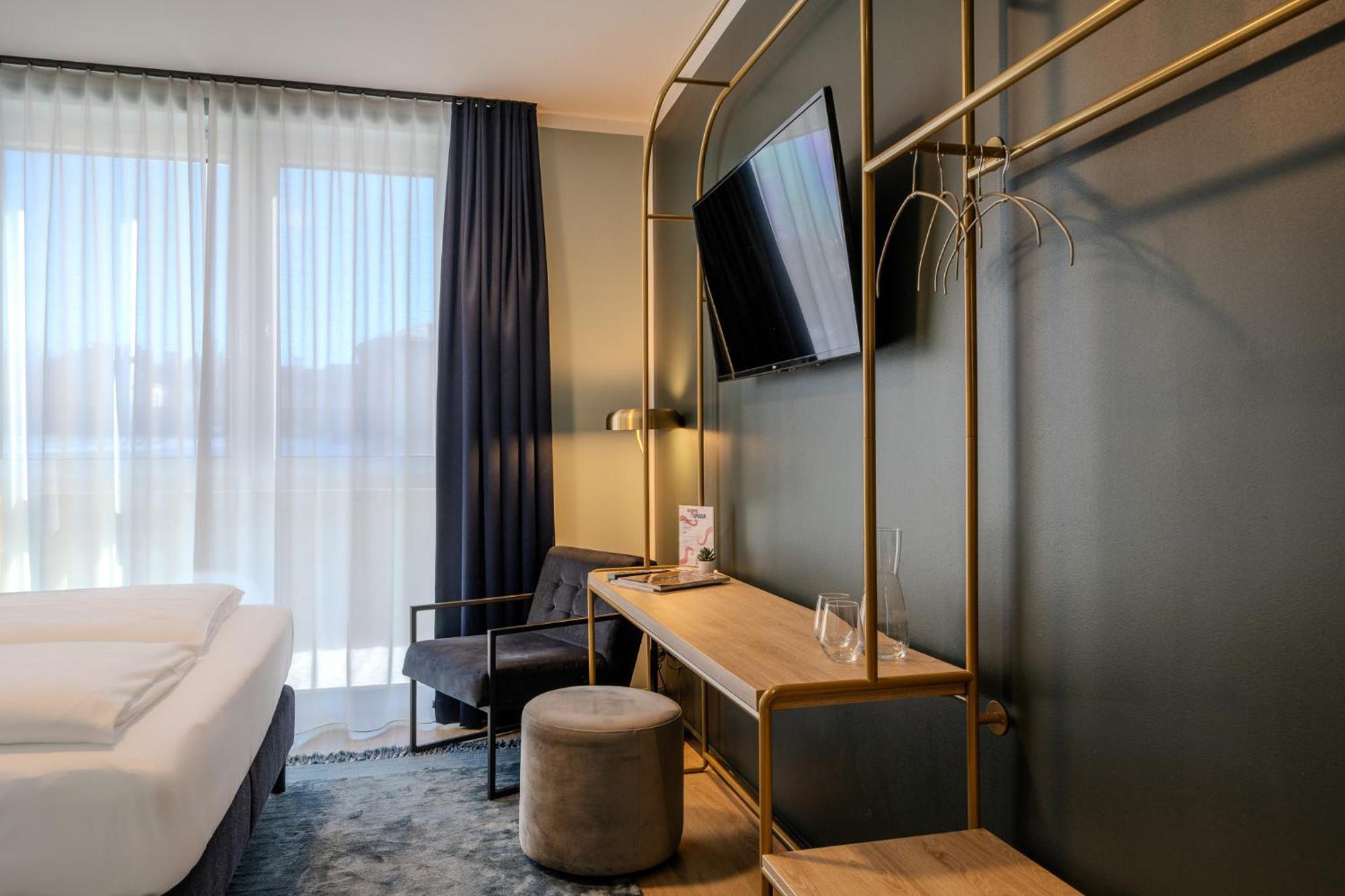 The Base Berlin One Hotel Екстериор снимка